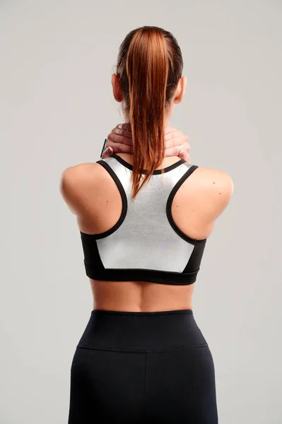 A női test hátfájást mutat. Sportnő érzés akut fájdalom a nyak fehér háttér. Orvosi fogalom — Stock Fotó