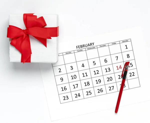 Concetto San Valentino Modello Calendario Con Penna Scatola Regalo Sfondo — Foto Stock