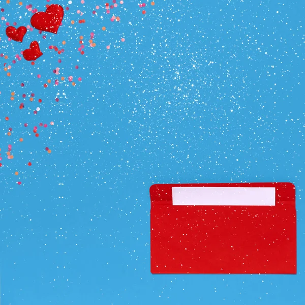 Sobre Rojo Con Carta Amor Sobre Fondo Azul Con Muchos — Foto de Stock