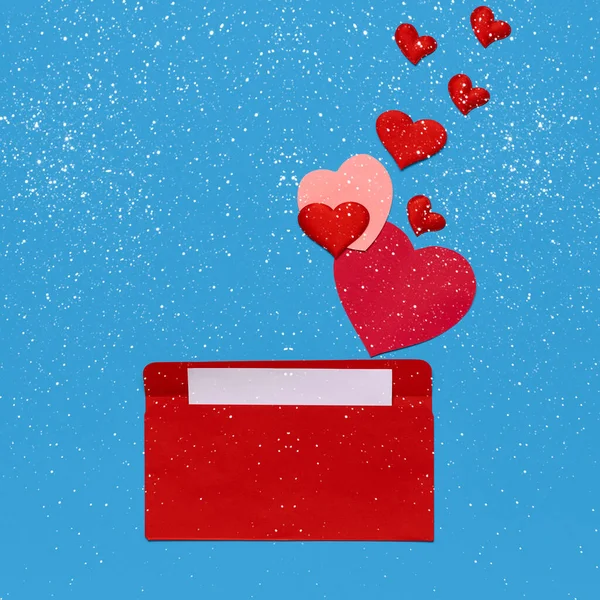 Rött Kuvert Med Kärleksbrev Ovanför Blå Bakgrund Med Många Hjärtan — Stockfoto