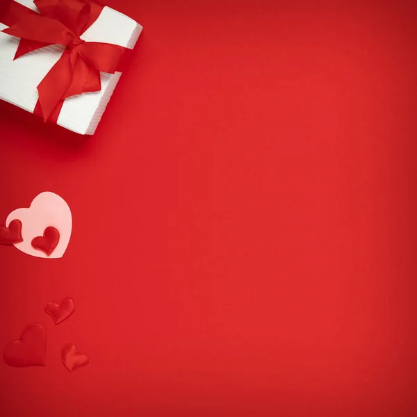Подарунок Серцями Червоному Тлі Місцем Тексту Концепція Дня Святого Валентина — стокове фото