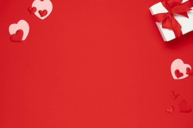 Sevgililer Günü şablonu. Hediye kutusunun üst görüntüsü ve kırmızı arka plan kalpleri. Düz kartpostal