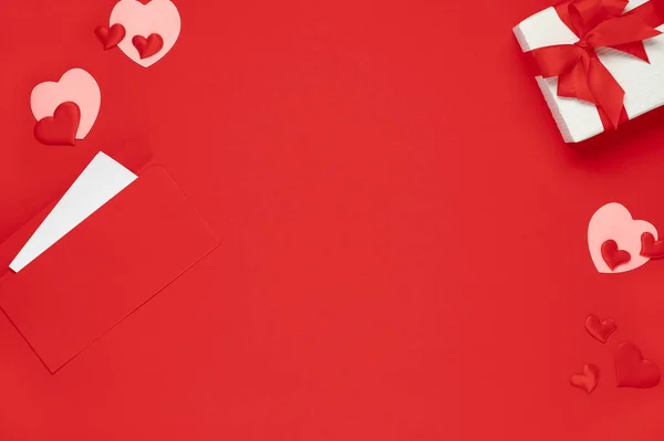 Plantilla San Valentín Vista Superior Caja Regalo Corazones Fondo Rojo — Foto de Stock