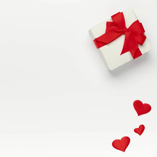 Saint Valentine Koncept Ovanifrån Färgade Hjärtan Och Presentförpackning Vit Isolerad — Stockfoto