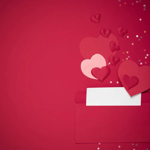 Envelope Vermelho Com Carta Amor Fundo Vermelho Com Muitos Corações — Fotografia de Stock