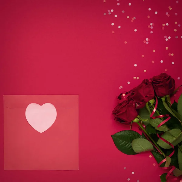Modelo São Valentim Envelope Vermelho Com Coração Rosas Confete Sobre — Fotografia de Stock