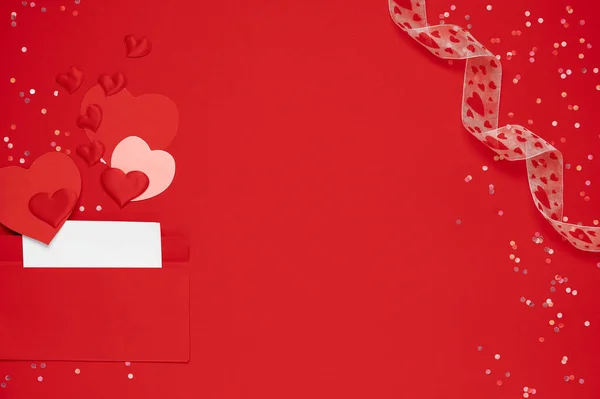 Rött Kuvert Med Kärleksbrev Röd Bakgrund Med Många Hjärtan Runt — Stockfoto