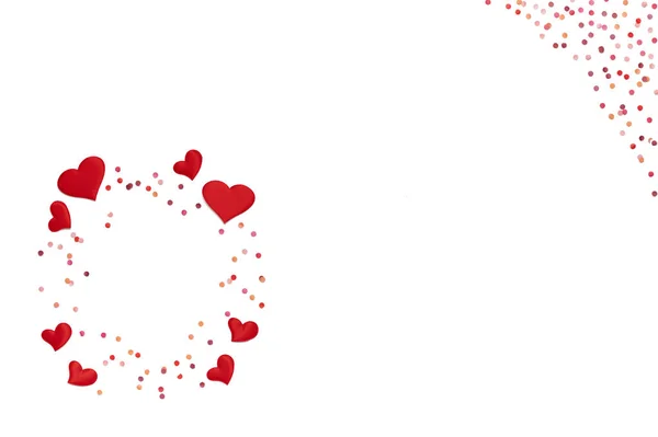 Hintergrund zum Valentinstag. Flache Lay mit Herzen und Konfetti auf weißem Hintergrund mit Kopierraum — Stockfoto