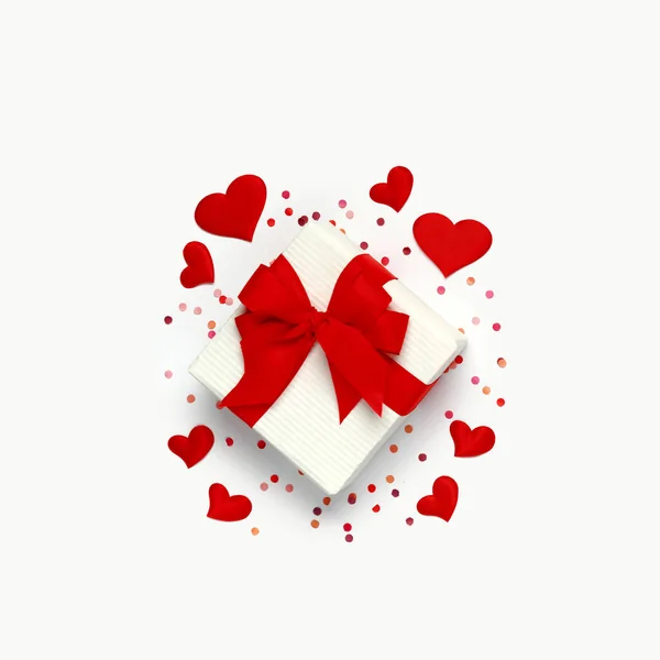 Feliz Dia dos Namorados. Caixa de presente com muitos corações pequenos e confete no fundo branco. — Fotografia de Stock