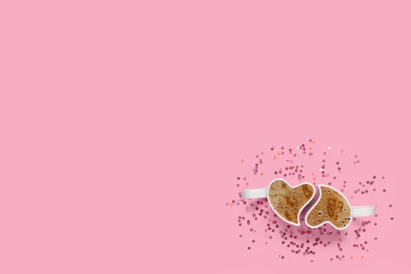 Bekers met koffie en confetti op roze achtergrond. Bovenaanzicht van Valentijnsdag concept met kopieerruimte — Stockfoto