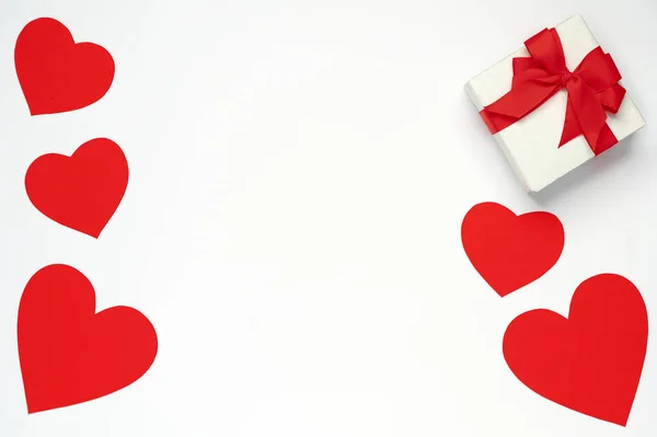 Corazones de papel rojo con caja de regalo sobre fondo blanco aislado. Vista superior, cama plana. Plantilla Valentine — Foto de Stock