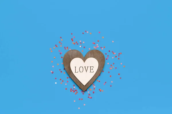 Plantilla San Valentín Corazón Madera Sobre Fondo Azul Con Confeti —  Fotos de Stock