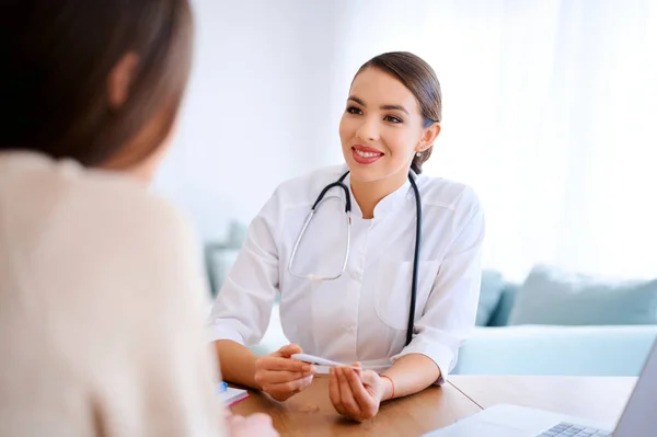 Medico Che Controlla Temperatura Paziente Ospedale — Foto Stock