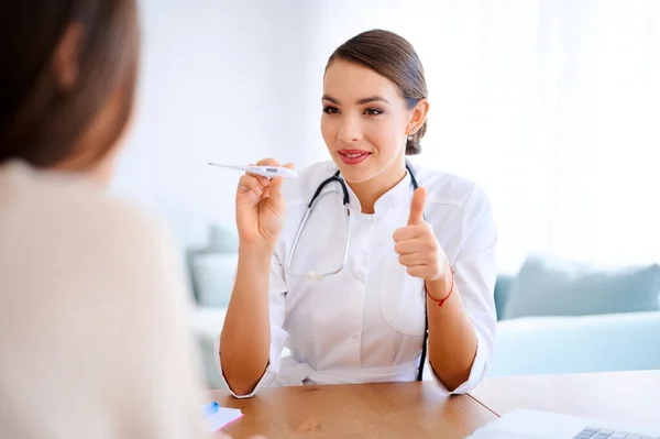 Medico Controllando Temperatura Paziente Ospedale Mostrando Pollice Alto Gesto — Foto Stock