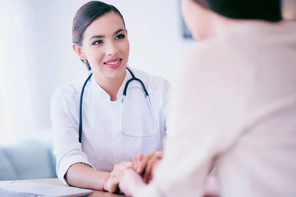 Donna Medico Tiene Mani Del Paziente Supporta Medicina Concetto Assistenza — Foto Stock