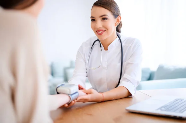 Medico Che Controlla Pressione Sanguigna Paziente Ospedale — Foto Stock