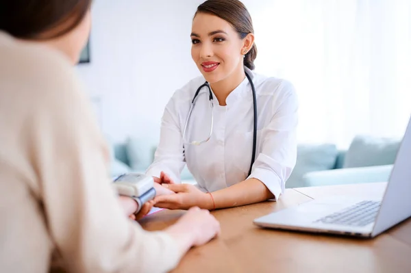 Medico Che Controlla Pressione Sanguigna Paziente Ospedale — Foto Stock