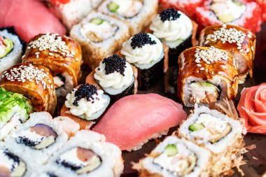 Cam bir tabakta çeşitli ekmekler ve suşi.