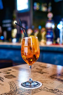 Lokantadaki güzel bardakta nefis bir alkollü kokteyl.