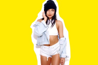 İnce tenli, kot ceketli ve beyaz şapkalı genç bir kadın.