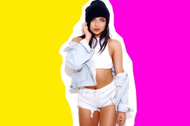 İnce tenli, kot ceketli ve beyaz şapkalı genç bir kadın.