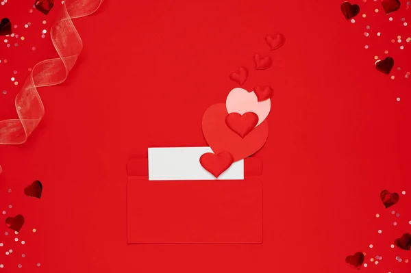 Sobre Rojo Con Carta Amor Sobre Fondo Rojo Con Muchos — Foto de Stock