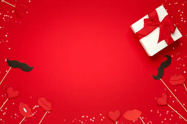 Caixa Presente Corações Macios Lábios Papel Bigode Sobre Fundo Vermelho — Fotografia de Stock