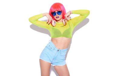 Renkli parlak elbiseler, pembe peruklar ve kulaklıklar takan seksi hippi kız DJ 'i.