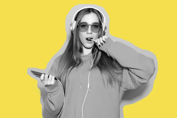 Sexy Mädchen Mit Kapuzenpulli Hören Musik Über Kopfhörer Und Lecken — Stockfoto