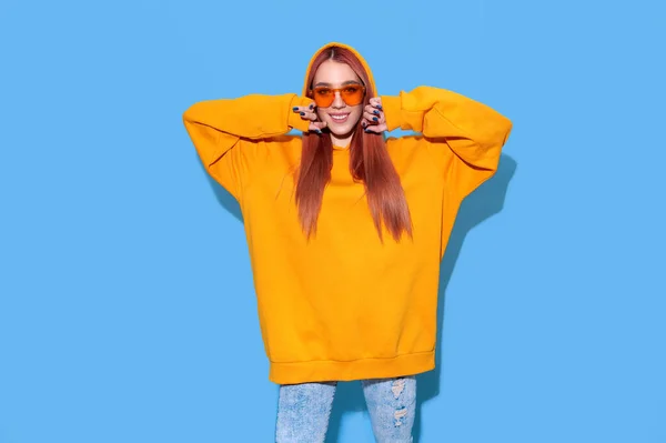 Teenager Hipster Mädchen Orangefarbenem Oversize Kapuzenpulli Und Trendiger Sonnenbrille Auf — Stockfoto