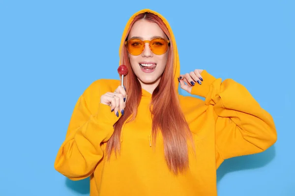 Attraktives Hipster Mädchen Mit Kapuzenpulli Leckt Lutscher Und Zeigt Zunge — Stockfoto