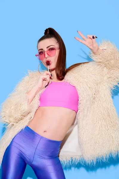 Hipster Menina Vestindo Roupas Coloridas Brilhantes Casaco Pele Lamber Pirulito — Fotografia de Stock