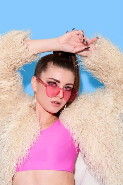 Hipster Mädchen Mit Pelzmantel Und Trendiger Sonnenbrille Auf Hellblauem Hintergrund — Stockfoto