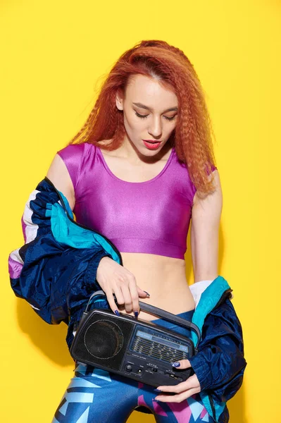 Junges Hipstermädchen Heller Kleidung Hält Auf Gelbem Hintergrund Ein Retro — Stockfoto