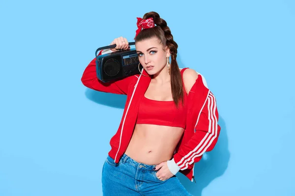 Lustige Junge Hipster Mädchen Mit Retro Kassettenrekorder Auf Blauem Hintergrund — Stockfoto