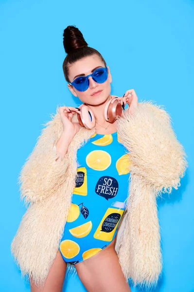 헤드폰을 수영복을 코트를 배경에 괴상하고 유행하는 선글라스를 — 스톡 사진