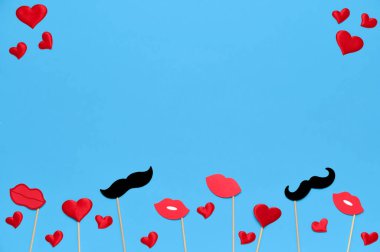 Sevgililer Günü şablonu, parti aksesuarları dudaklar, kalpler ve bıyık dekoru ile mavi arka planda fotokopi alanı. Üst manzara, düz uzanma