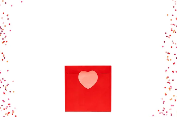 Envelope Amor Quadrado Vermelho Com Coração Rosa Confete Colorido Fundo — Fotografia de Stock