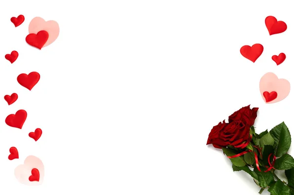情人节快乐 白种人背景下的一束玫瑰和许多不同颜色的心 — 图库照片