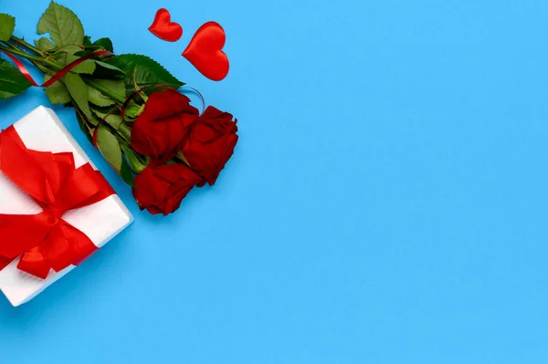Szczęśliwych Walentynek Pojęcie Randkowania Banda Róż Pudełko Czerwonym Łukiem Niebieskim — Zdjęcie stockowe