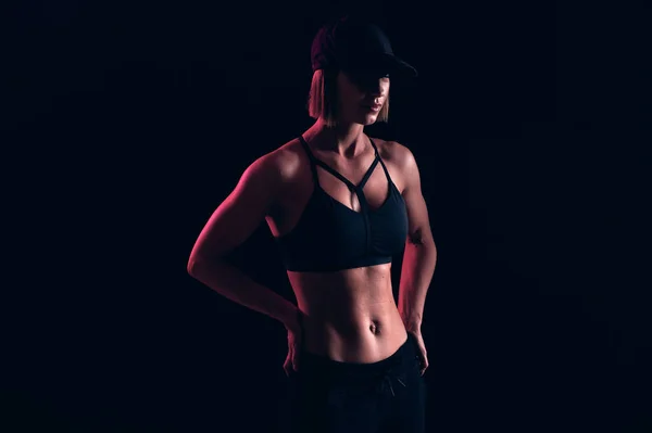 Sportlich starke Frauen entspannten sich nach dem Training. Frau mit perfektem Körper. Sportkonzept — Stockfoto