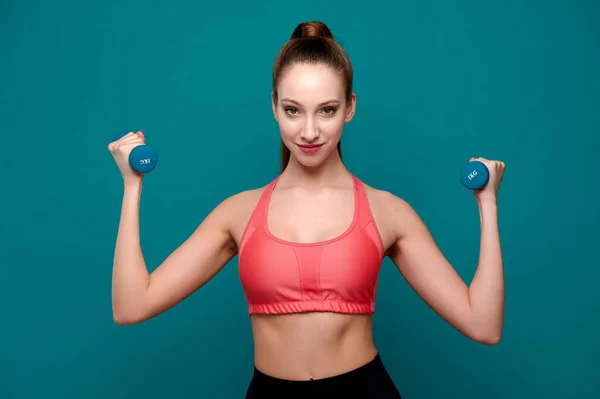 Mujer atlética usando ropa de fitness haciendo ejercicio con mancuerna interior — Foto de Stock