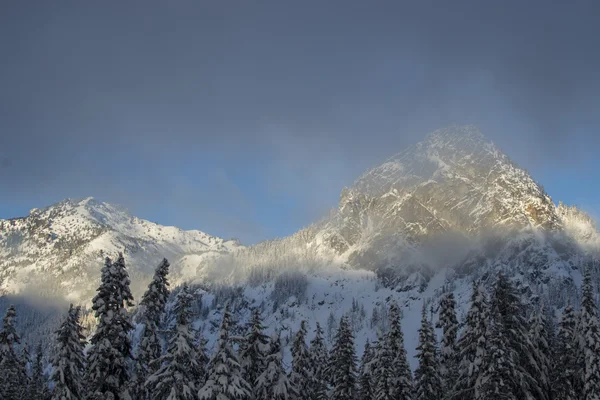 Sunset over the snowy mountains — Stock Photo, Image