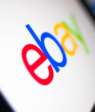 Kyiv, Ukrayna - 9 Mart 2021: eBay logosu ekranda. eBay, web sitesi aracılığıyla tüketiciden tüketiciye ve işletmeden tüketiciye satışları kolaylaştıran bir e-ticaret şirketidir..