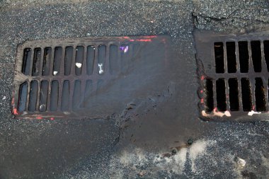 Metal ızgara ızgaraları. Kanalizasyon. Fırtına kanalizasyonları. Yakın plan..