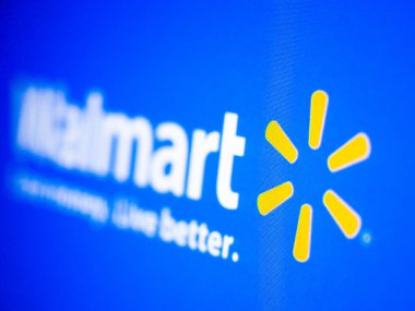 Kyiv, Ukrayna - 9 Mart 2021: Walmart logosu ekranda. Walmart, Amerika Birleşik Devletleri 'nde hipermarketler, indirim mağazaları ve marketler zinciri işleten çok uluslu bir perakende satış şirketidir.,