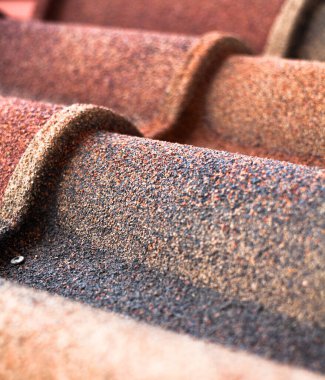 Eski paslı, dalgalı, metal çatı kaplaması. Aşınma. Yakın plan..