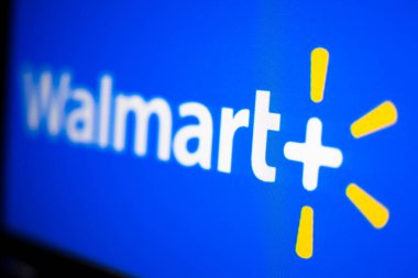 Kyiv, Ukrayna - 9 Mart 2021: Walmart logosu ekranda. Walmart, Amerika Birleşik Devletleri 'nde hipermarketler, indirim mağazaları ve marketler zinciri işleten çok uluslu bir perakende satış şirketidir.,