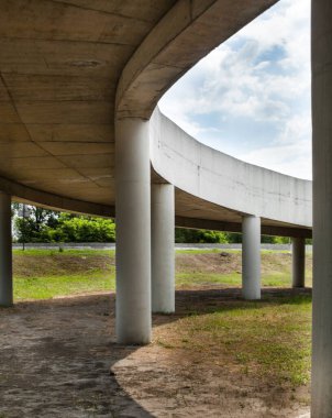 Sınıf ayrımlı yol kavşağının rampası. Alt görünüm.