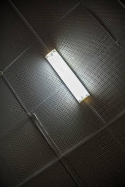 Tavandaki lamba karanlıkta parlıyor. Elektrik ışığı.